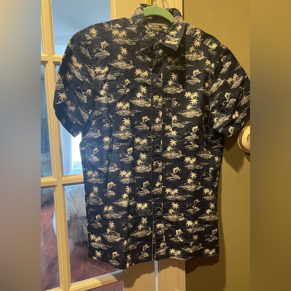Nautica Mens short sleeve Navy button down shirt. Medium
